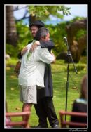 Rabbi & Kahuna embrace!